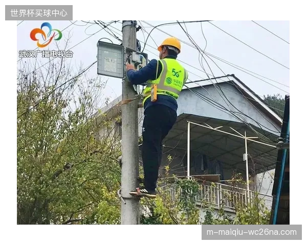 大运中心专网基站填补地下看台通讯信号盲区
